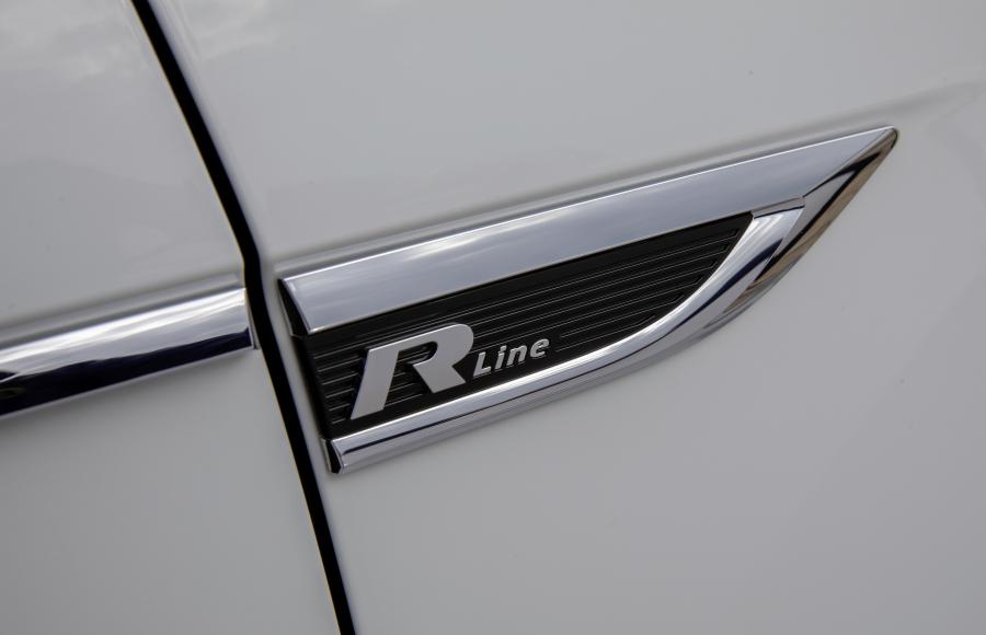 Логотип Volkswagen T-Roc Cabriolet R-Line 2019 года  (WW) (фото 105 из 137)